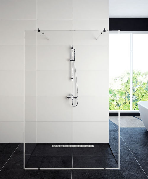 kopalnica s tuš steno pritrjeno na steno